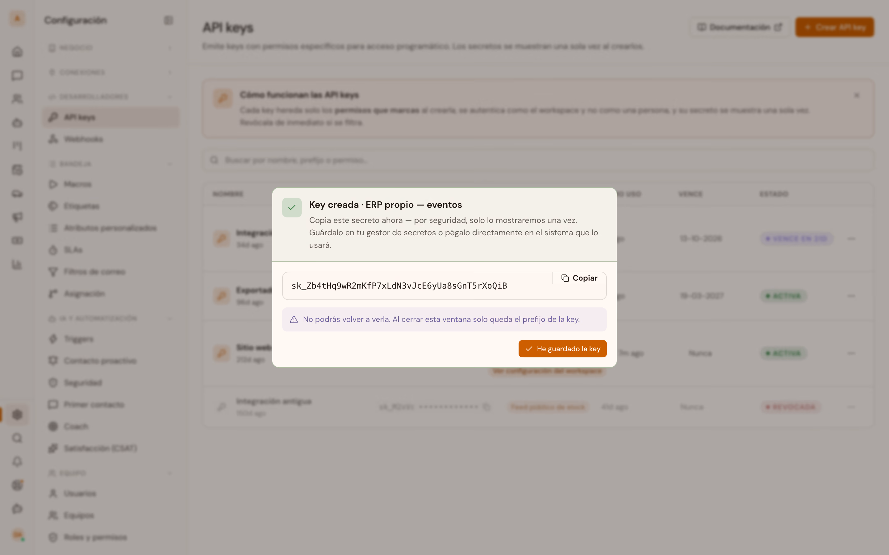 Vitrina's «Key creada» dialog: the full `sk_` secret, a Copy button, and the warning that closing it leaves only the prefix